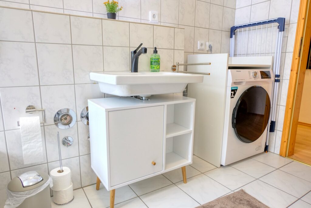 Badezimmer Waschbecken und Waschmaschine