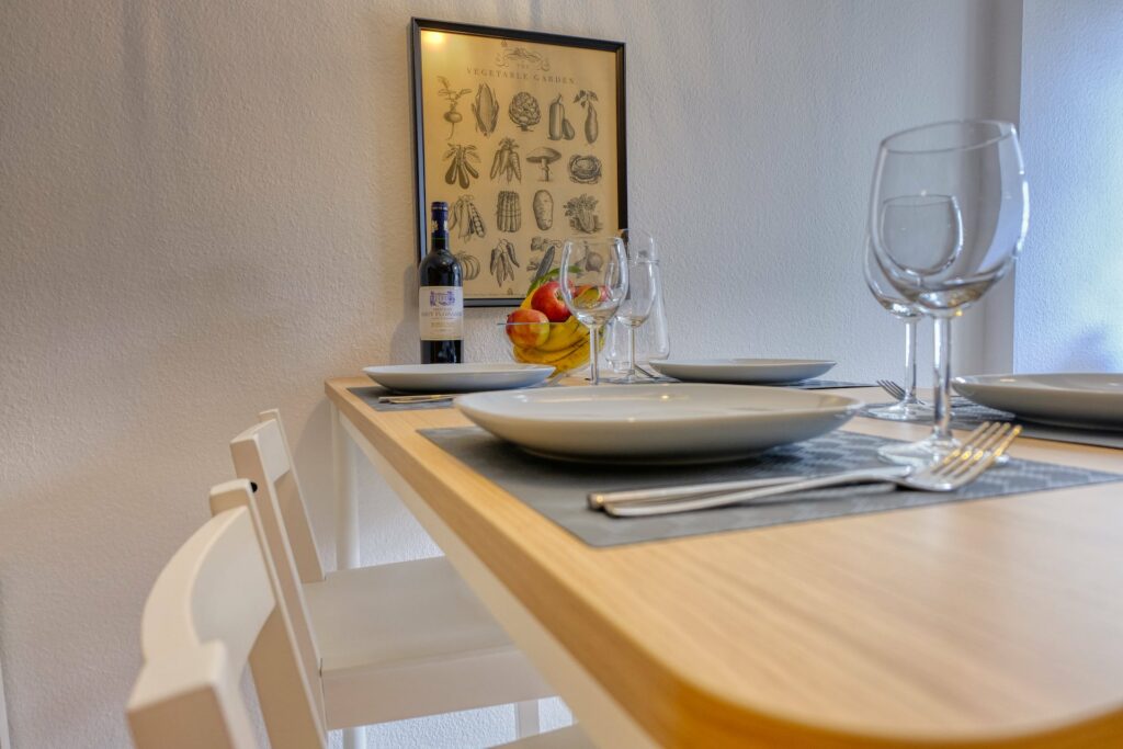 Esstisch gedeckt in der Unterkunft