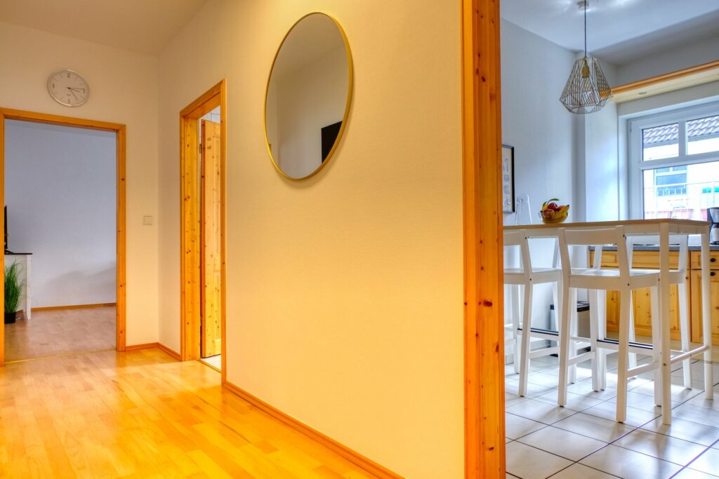 Flur mit angrenzender Küche der Monteurunterkunft