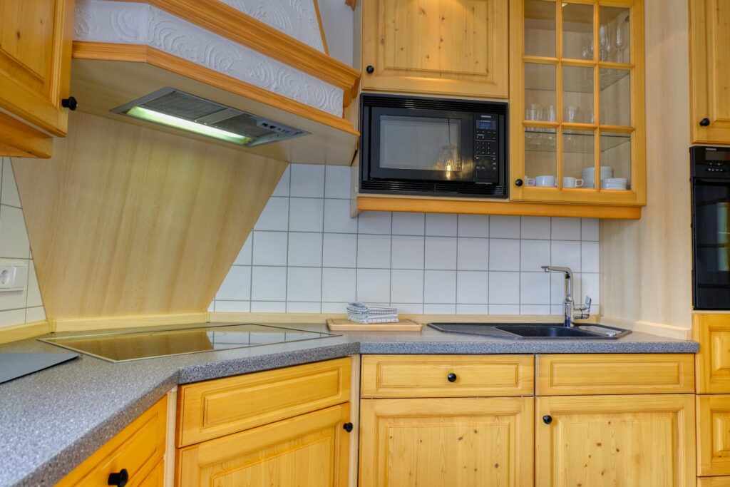 Küchenzeile Herd und Dunstabzug der Wohnung