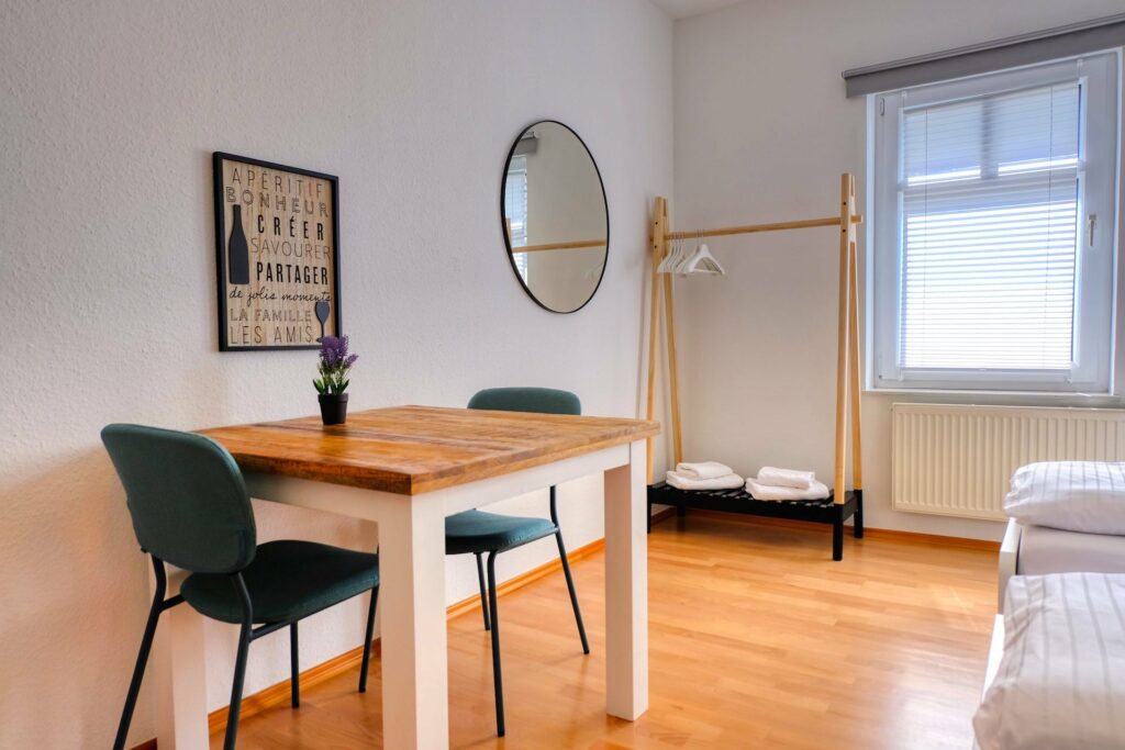 Schlafzimmer 1 mit Sitzecke und Kleiderstange