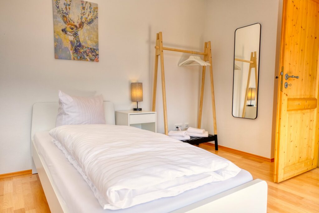 Schlafzimmer 2 Einzelbett und Kleiderstange