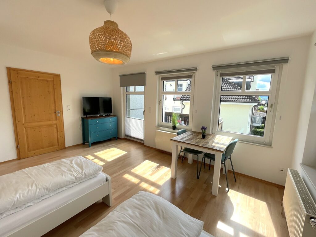 Sitzecke und Smart TV Schlafzimmer 3